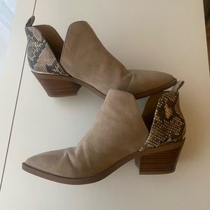 EXPRESS Beige Faux-Suede Ankle Booties w/ Snakeskin print dealt (like new!)